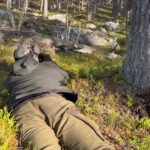 Marko Lehtosalo Instagram - Tjäderäventyret 2022 började med att vi åkte till en stuga dit inga bilvägar finnes. Jag Daniel och Emil dundrade över piteåälven med liten båt med livet som insats. Efter installation i stugan var det dags för jakt. Finnspetsen Låga fick fint ståndskall och uppgiften var allvarlig -Känn ingen press men vi behöver den som middag. Jag bommade såklart. Tankar som att jag är inte värd att vara här. Skicka hem mig, jag är inte värd att vara i ert sällskap. Jag plockar svamp istället. Mitt vapen är trasigt. Kikarsiktet är felinställd osv. Totalt mörker. Efter en stund får Låga upp ståndskall nr 2. Smög som en skogsninja. Hittar fågeln och träffar fint. Middagen fixad, plötsligt var jag fågeljägare nr 1 och frågade om grabbarna ville ha tips om just fågelsjakt. På vägen hem fiskade jag även upp en öring. Perfekt som förrätt. 1 mils promenad i kuperad terräng avverkades idag. Finska gubbens kropp är trasig. Nu sova och imorrn är det på’t igen. Tystnaden är stundtals så brutal att mina tinnitusskadade öron skriker. Men det gör inget. Älskar att vara här. Tack Daniel och Emil ❤️ #arjeplog @daniel_myrestam @langtbortfranstan Förresten bespara mig massa babbel om du inte gillar jakt. Avfölj gärna istället 🙏🏼 Kommer radera och blockera om det sker.