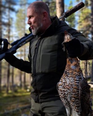 Marko Lehtosalo Instagram - Tjäderäventyret 2022 började med att vi åkte till en stuga dit inga bilvägar finnes. Jag Daniel och Emil dundrade över piteåälven med liten båt med livet som insats. 

Efter installation i stugan var det dags för jakt. 
Finnspetsen Låga fick fint ståndskall och uppgiften var allvarlig -Känn ingen press men vi behöver den som middag. Jag bommade såklart. Tankar som att jag är inte värd att vara här. Skicka hem mig, jag är inte värd att vara i ert sällskap. Jag plockar svamp istället. Mitt vapen är trasigt. Kikarsiktet är felinställd osv. Totalt mörker. 

Efter en stund får Låga upp ståndskall nr 2. Smög som en skogsninja. Hittar fågeln och träffar fint. Middagen fixad, plötsligt var jag fågeljägare nr 1 och frågade om grabbarna ville ha tips om just fågelsjakt. På vägen hem fiskade jag även upp en öring. Perfekt som förrätt. 

1 mils promenad i kuperad terräng avverkades idag. Finska gubbens kropp är trasig. Nu sova och imorrn är det på’t igen. Tystnaden är stundtals så brutal att mina tinnitusskadade öron skriker. Men det gör inget. Älskar att vara här. Tack Daniel och Emil ❤️ #arjeplog @daniel_myrestam @langtbortfranstan 

Förresten bespara mig massa babbel om du inte gillar jakt. Avfölj gärna istället 🙏🏼 Kommer radera och blockera om det sker.