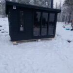 Marko Lehtosalo Instagram - Nu står min sauna som levererades med kranbil på plats vid stugan i Árjepluovve 🧖‍♀️ Det finns ett litet företag i Gävle som drivs av Lotta & Tommi som bygger bastur. Beundrar hur ni två sliter och att ni själva bygger allt från scratch. Tack för en jättefin bastu byggd av folk som själva älskar att basta och har stenkoll. All lycka till er. @bastumajoren Och stort tack @johanbissmark för all hjälp. Skyldig dig ett gig på loftet 😅 (Har betalat för bastun, ja) 🙂