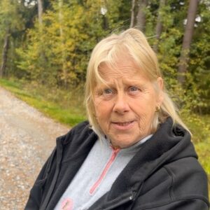 Marko Lehtosalo Instagram - Här är hon! Hon som är utsedd som årets raket inom sociala medier av medieakademin. 😄 @irmalehtosalo 

Ett livs levande tecken på att det är aldrig försent. Även om hon knappt vet vad sociala medier är 😂

/stolt son

@medieakademin