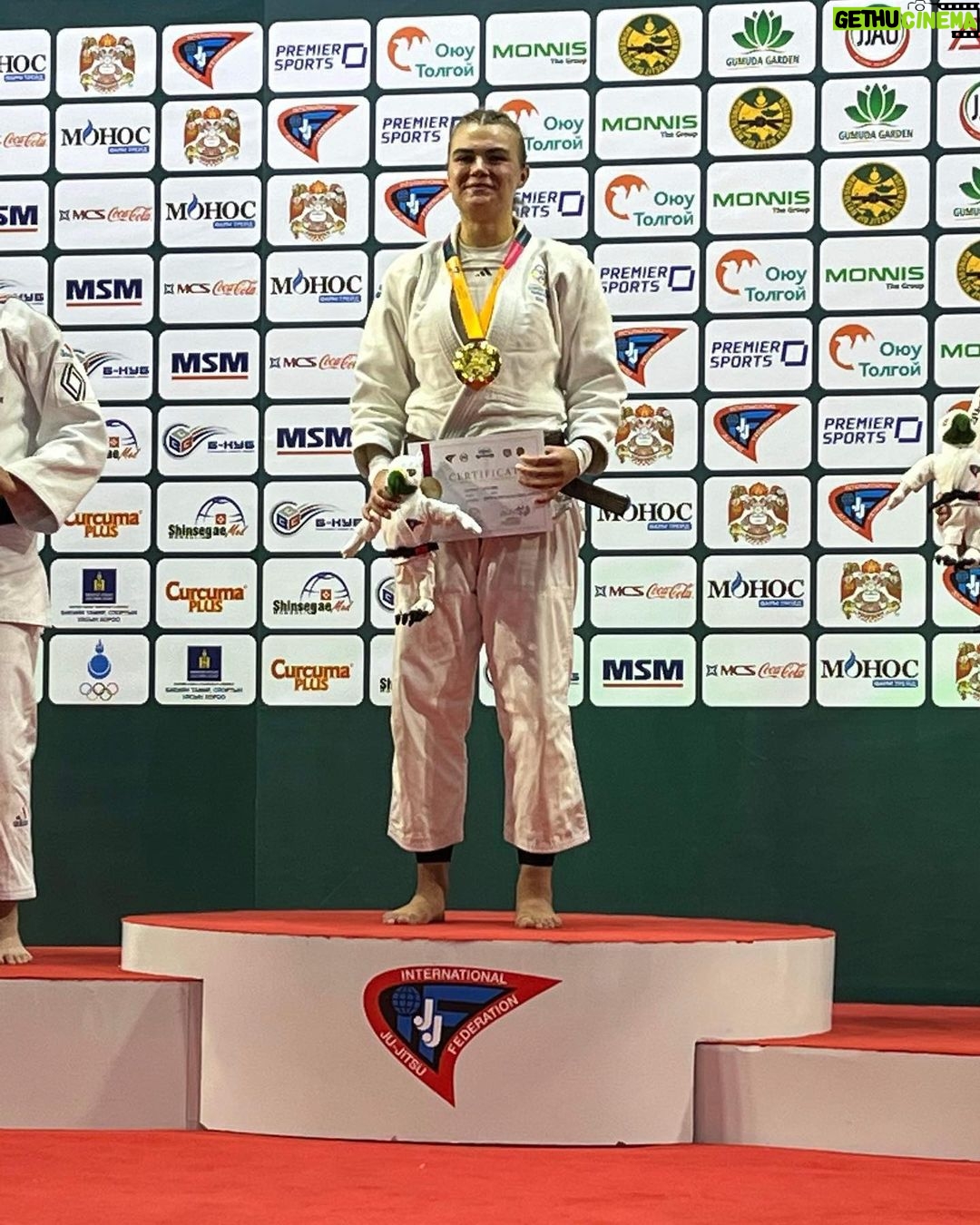 Marko Lehtosalo Instagram - Stort stort grattis till Vm-guldet i jiu-jitsu Emma! đđŒ Minns nĂ€r du var runt 4-5 Ă„rs Ă„ldern och var livrĂ€dd för mig och sprang och gömde dig nĂ€r jag kom hem till er. Försökte fĂ„ fram vad det var. Ăven pĂ„ Ă€ldre dagar men du kommer inte ihĂ„g varför. Kan ha varit fr om nĂ€r du tillsammans med dina förĂ€ldrar tittade pĂ„ teatern Karlsson pĂ„ taket nĂ€r jag körde den. Eftersom du ibland hade frĂ„gat om jag flög hem till er đ Nu Ă€r rollerna ombytta. Jag Ă€r rĂ€dd för dig đ Du Ă€r grym! Njut av att vara en regerade vĂ€rldsmĂ€stare! â€ïž @emma_lette
