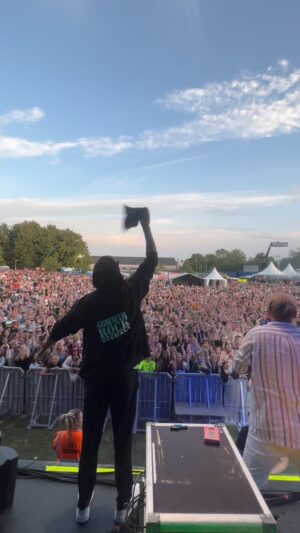 Marko Lehtosalo Instagram - Haha Sami. Så här blir det när folk från Östra delen av Stockholm leker tillsammans ❤️ #fisksätra #orminge 

Tack Svedala ni var underbara ❤️❤️😘

@samimesami @sommarrocksvedala