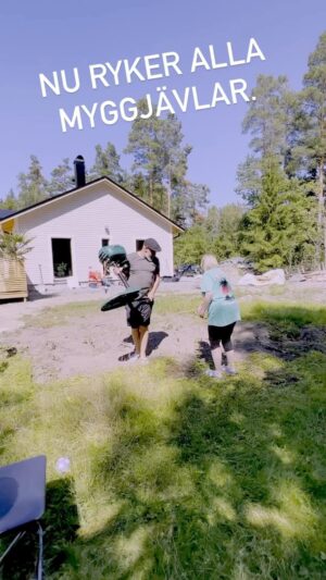 Marko Lehtosalo Instagram - Mosquito Magnet ska slakta alla mygg hos morsan nu tillsammans med låten sommar, sol & myggjävlar 
🦟🔫 

Finnes på Spotify.
@myggjavlar