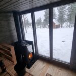 Marko Lehtosalo Instagram - Nu står min sauna som levererades med kranbil på plats vid stugan i Árjepluovve 🧖‍♀️ Det finns ett litet företag i Gävle som drivs av Lotta & Tommi som bygger bastur. Beundrar hur ni två sliter och att ni själva bygger allt från scratch. Tack för en jättefin bastu byggd av folk som själva älskar att basta och har stenkoll. All lycka till er. @bastumajoren Och stort tack @johanbissmark för all hjälp. Skyldig dig ett gig på loftet 😅 (Har betalat för bastun, ja) 🙂
