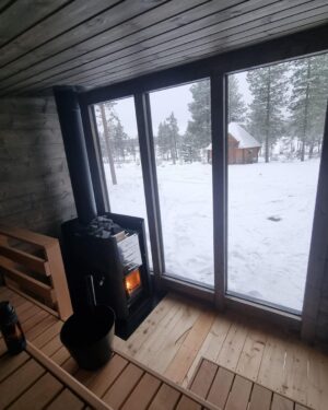 Marko Lehtosalo Instagram - Nu står min sauna som levererades med kranbil på plats vid stugan i Árjepluovve 🧖‍♀️

Det finns ett litet företag i Gävle som drivs av Lotta & Tommi som bygger bastur. Beundrar hur ni två sliter och att ni själva bygger allt från scratch. Tack för en jättefin bastu byggd av folk som själva älskar att basta och har stenkoll. All lycka till er. @bastumajoren 

Och stort tack @johanbissmark för all hjälp. Skyldig dig ett gig på loftet 😅

(Har betalat för bastun, ja) 🙂