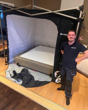Marko Lehtosalo Instagram - Här har ni hjälten Olle från Anticimex vägglusgrupp som innehar svart bälte i att ta kål på vägglöss. 

Hade 1000 frågor och fick 1000 svar. 

-Följ mina anvisningar så kommer det här att lösa sig. 

Nu är huset sanerat med kiselgur och sängen och soffan ligger i värmetält och förhoppningsvis är dom små rackarna borta. Får se vad indikationsfällorna visar under närmsta veckorna 🙂

Allt löser sig. 

Tack som fan Olle och Anticimex. ❤️