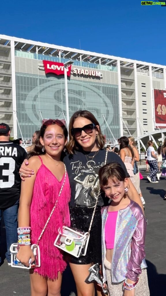 Marla Sokoloff Instagram - ✨It feels like one of those nights. ✨ She needed a permanent spot on the grid. @taylorswift #taylorswift #erastour #22 #taylorswiftconcert #swifties #sisters #girlmom #somanysequins Levi's Stadium