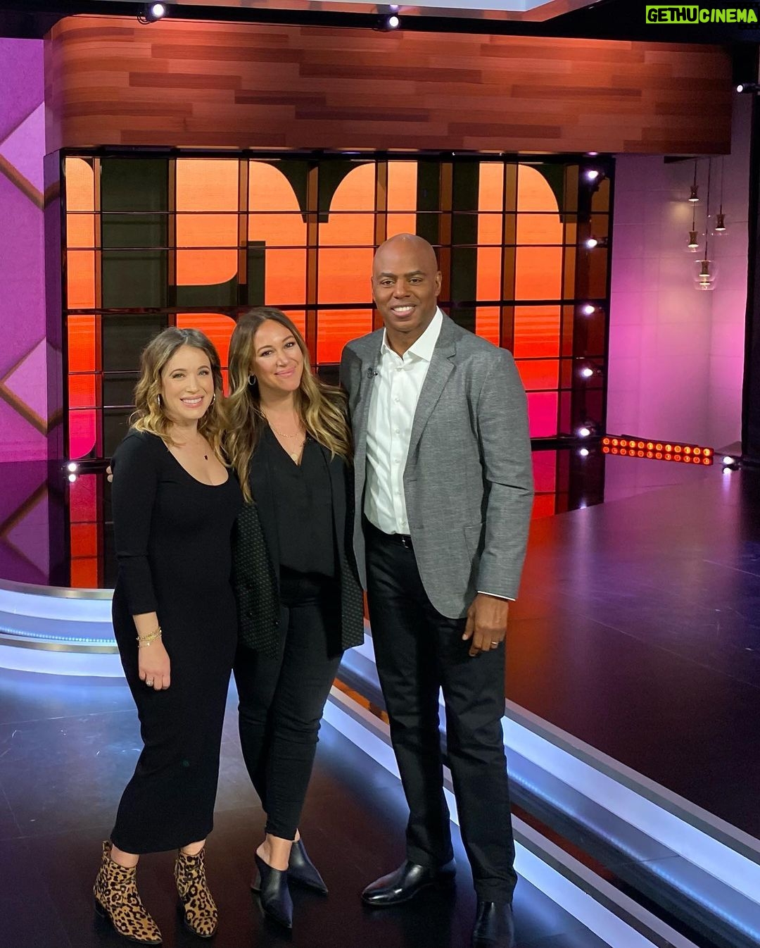 Marla Sokoloff Instagram - Yesterday’s press day look was so kindly created at the crack of dawn by two very talented women. (Trust me on the before.🧟♀️) @susielynnmakeup & @ashleyrayhair so grateful to you both! Dress was @rachelpally & my coat is @loft. 🖤🤍🖤
