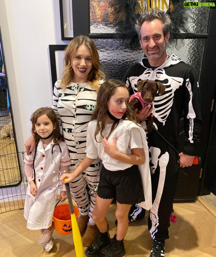 Marla Sokoloff Instagram - A nurse, a mummy, a skeleton, and a nine-year-old who changed her costume five minutes before we left so no clue what’s happening. 🤷🏻‍♀👻💀🎃⚰ Happy Halloween!! 📸: best neighbor @nataliemakenna