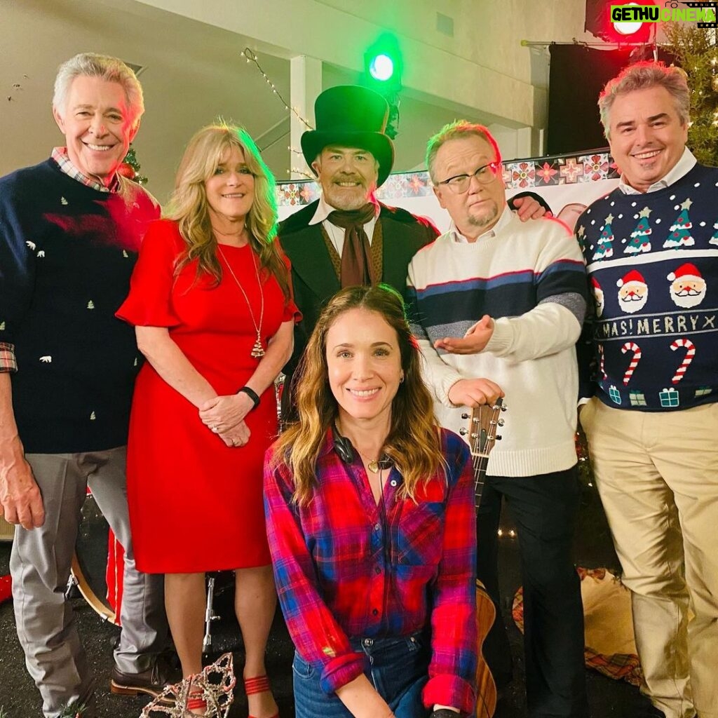 Marla Sokoloff Instagram - I had the extreme pleasure of directing this incredible bunch for Blending Christmas. I have a feeling you are really going to love this one! 🎄Tune in on 12/12 for Blending Christmas on @lifetimetv 🎄#itsawonderfullifetime @lifetimetvpr . . #christmasmovies #christmas #haylieduff #bradybunch