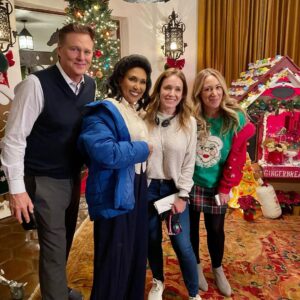 Marla Sokoloff Instagram - I had the extreme pleasure of directing this incredible bunch for Blending Christmas. I have a feeling you are really going to love this one! 🎄Tune in on 12/12 for Blending Christmas on @lifetimetv 🎄#itsawonderfullifetime @lifetimetvpr 
.
.
#christmasmovies #christmas #haylieduff #bradybunch