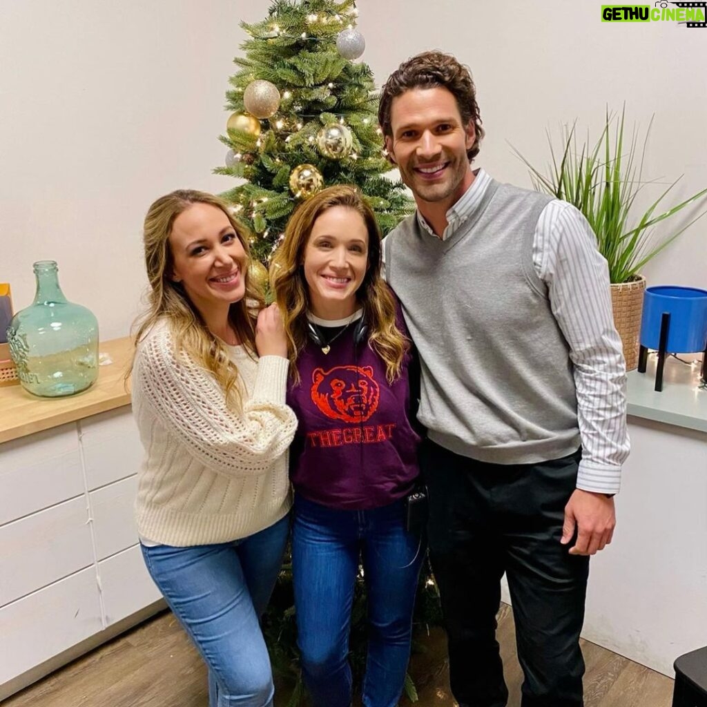 Marla Sokoloff Instagram - I had the extreme pleasure of directing this incredible bunch for Blending Christmas. I have a feeling you are really going to love this one! 🎄Tune in on 12/12 for Blending Christmas on @lifetimetv 🎄#itsawonderfullifetime @lifetimetvpr . . #christmasmovies #christmas #haylieduff #bradybunch