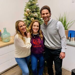 Marla Sokoloff Instagram - I had the extreme pleasure of directing this incredible bunch for Blending Christmas. I have a feeling you are really going to love this one! 🎄Tune in on 12/12 for Blending Christmas on @lifetimetv 🎄#itsawonderfullifetime @lifetimetvpr 
.
.
#christmasmovies #christmas #haylieduff #bradybunch