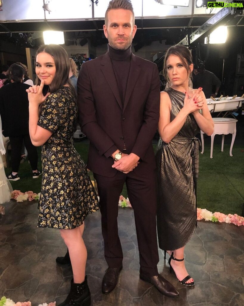 Marla Sokoloff Instagram - When your work wife poses with you like she’s your biggest/most awkward fan. 🙋🏻‍♀️ *also proof that @johnbrotherton is the best. . . . . #fullerhouse #throwbackthursday #tbt #fullhouse #netflix #mattandgia #theharmons #johnbrotherton #landrybender #giamahan