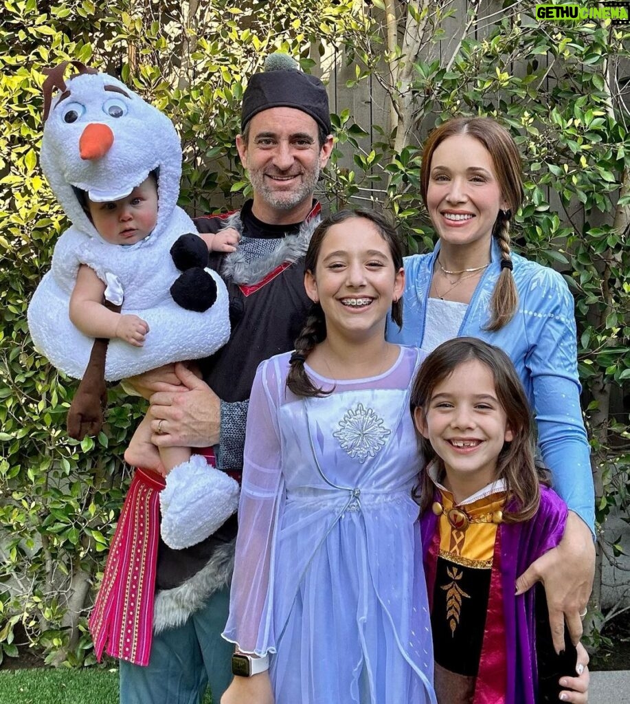 Marla Sokoloff Instagram - Yes, I did revolve our family costume around this Olaf gem. ☃️ #halloween #familycostumes #frozen #happyhalloween