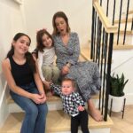 Marla Sokoloff Instagram - This is a story about a mom who only wanted one picture with her daughters. *spoiler alert: the little one refuses to be in photos with us. #happythanksgivng #thanksgiving #momsanddaughters #girlmom #sisters