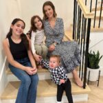 Marla Sokoloff Instagram - This is a story about a mom who only wanted one picture with her daughters. *spoiler alert: the little one refuses to be in photos with us. #happythanksgivng #thanksgiving #momsanddaughters #girlmom #sisters