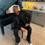 Marlon Wayans Instagram - Piano man 🎹 Portland 12/14-12/17 at the @heliumcomedypdx get tix ATLANTA NEW YEARS EVE @ at @cocacolaroxy Dress up but dress down suits and sneakers