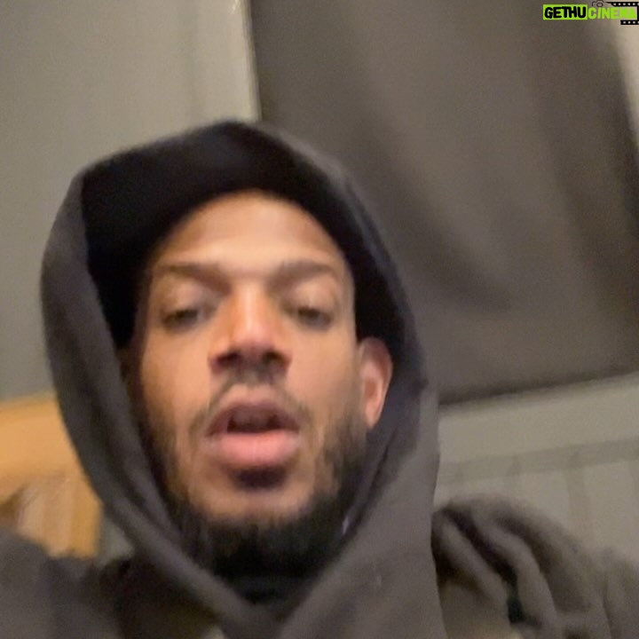 Marlon Wayans Instagram - OXNARD! LA! Pull up to @levityoxnard THIS THANKSGIVING WEEKEND! Brand new set. I ain’t playing, legendary shit! Come laugh!