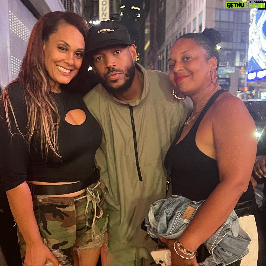 Marlon Wayans Instagram - Great times with the LAG fam. We Cabernet Sauvignon up in these streets.