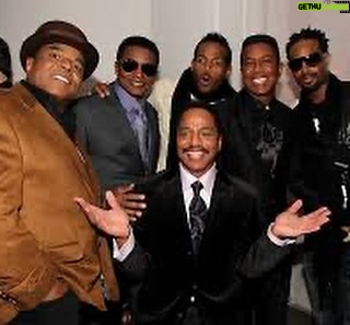 Marlon Wayans Instagram - When 2 GOAT families meet… the JACKSONS AND THE WAYANS. Growing up our family always LOVED the JACKSONS. They were the blueprint. Always love from our family to thiers. From one great big black family dynasty to another. Always love. I was named after MARLON JACKSON and MARLON BRANDO