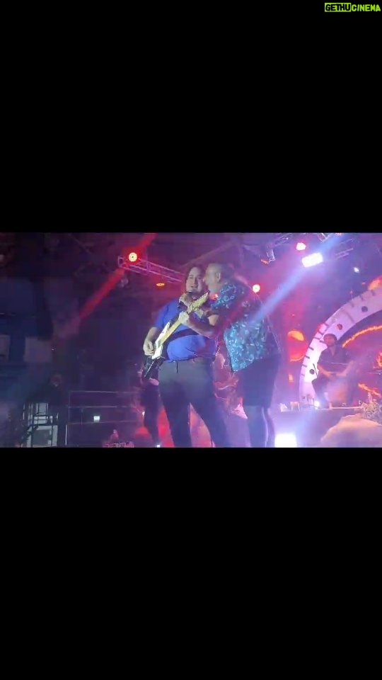 Martín Fabio Instagram - Ayer mis barbudos favoritos cerraron el año en el @cckonex gracias @lostabaleros por dejarme ser parte de esta hermosura PD: hijo @tobiass_fabio sos lo más, al 1' 40" con 4 sílabas en 3 palabras es el mejor regalo que pueda recibir de tu parte ❤️ yo como papá, ya gané! Gracias gracias gracias 🙏 que afortunado soy de tenerte al lado mío siempre 💪 #somonosotros #espaldaconespalda #losleales