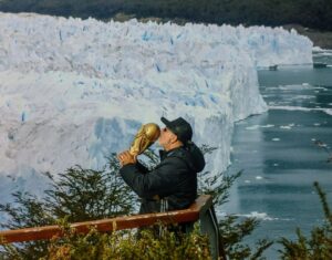 Martín Fabio Instagram - Feliz 2do messiversario Argentina🇦🇷
El que es campeón festeja donde y como quiere! @elcalafatetierradeglaciares @visionpatagonia 📸