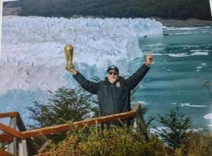 Martín Fabio Instagram - Feliz 2do messiversario Argentina🇦🇷
El que es campeón festeja donde y como quiere! @elcalafatetierradeglaciares @visionpatagonia 📸