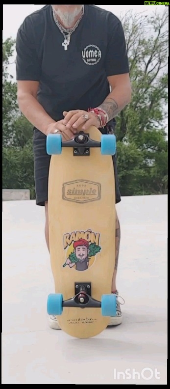 Martín Fabio Instagram - Y un día Ramón, se hizo skate! Ahora, a domarla! 🛹🛹🛹 Muchas gracias @simple_boards 🙏de Miramar al mundo! #surfskate (Pedísela a Papá Noel, no te quedes con las ganas 😀) Industria Argentina 🇦🇷 @riberaskateparkquilmes
