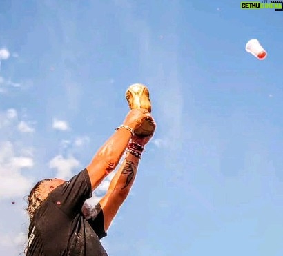 Martín Fabio Instagram - Feliz Messiversario campeones! 🇦🇷 #11meses Ponele nombre a la foto, empiezo yo: "brindis celestial" (Ese pritiado tenía destino de copa)
