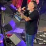 Martín Fabio Instagram – Que tenês que hacer el 4 de noviembre 21 hs? 
Te lo canto? Despedimos la gira #a25añosdelarealidad y @kapangasok festeja 28 años! Volvemos al @estadioobras #eltemplo 
Quiên nos acompaña? Entradas en @livepassarg