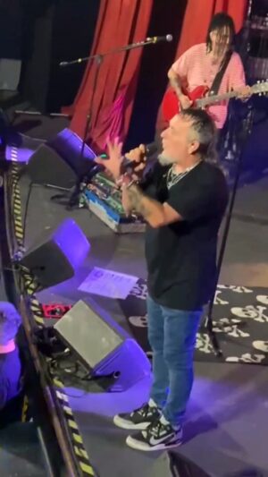 Martín Fabio Instagram - Que tenês que hacer el 4 de noviembre 21 hs? 
Te lo canto? Despedimos la gira #a25añosdelarealidad y @kapangasok festeja 28 años! Volvemos al @estadioobras #eltemplo 
Quiên nos acompaña? Entradas en @livepassarg
