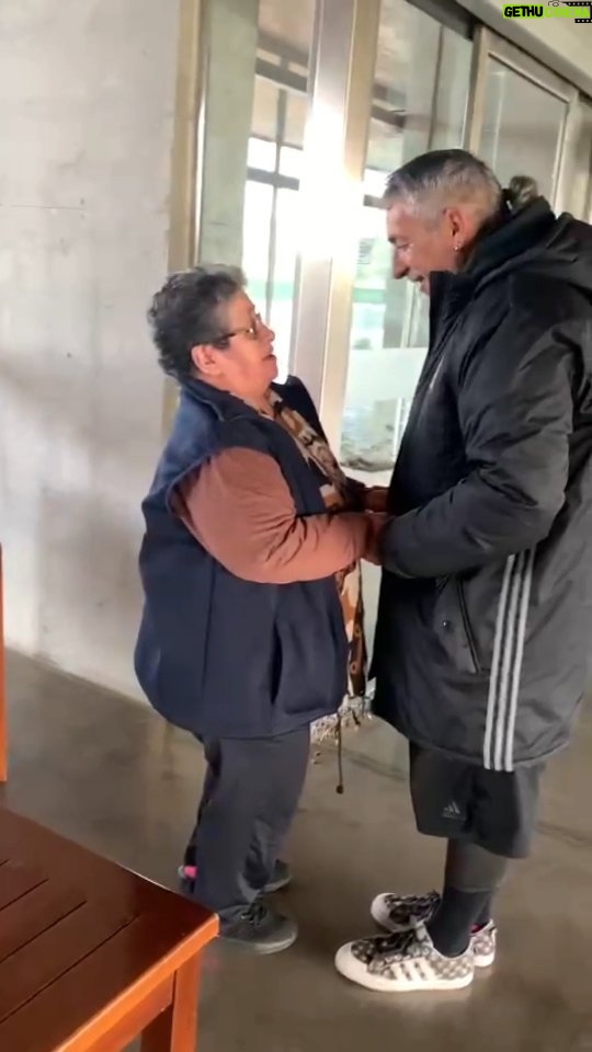 Martín Fabio - 15.6K Likes - Ella es Rosa, del Barrio El Pozo, Santa Fé, hace las mejores empanadas de surubí del mundo mundial y hoy se levantó 6 am para cocinar y traermelas de desayuno 😃 Rosa, Rosa, tan maravillosa como toda su familia ❤️❤️❤️ #lossanchez