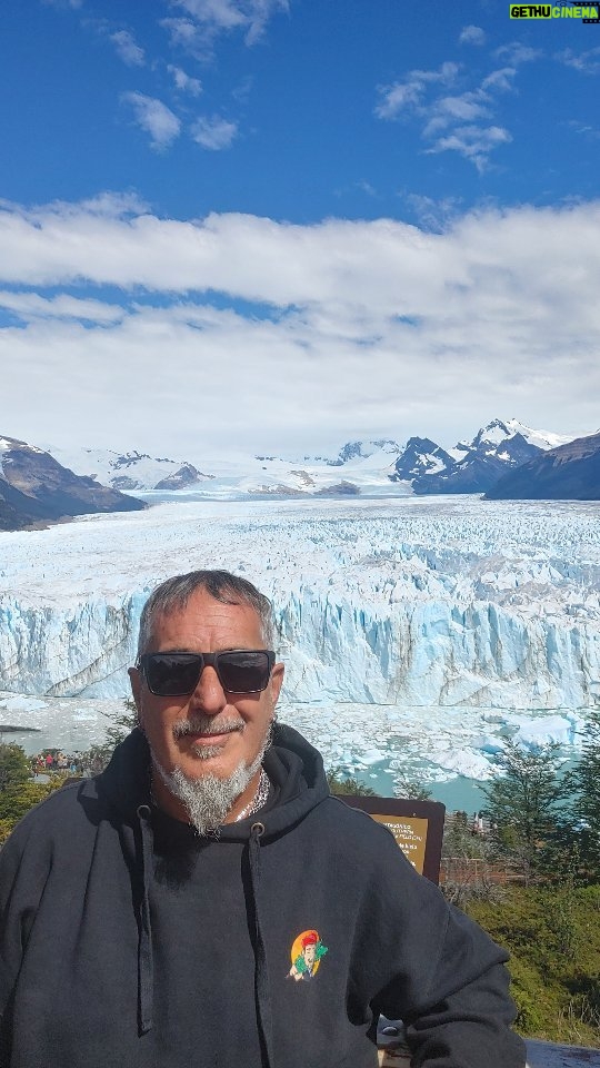 Martín Fabio - 1.7K Likes - De las maravillas naturales más increibles del mundo
Una pared de 80 mts de hielo milenario regalándonos un momento único! #glaciarperitomoreno #elcalafate 🇦🇷 #tierradeglaciares