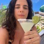 Martha Nowill Instagram - eu amo férias, embora esteja há 17 minutos tentando dar um gole nesta margarita (eu achava que era marguerita, igual a pizza), mas a cada 90 segundos um menino me pede alguma coisa ou faz um cocô. (obg @luizfcbraga por me trazer num dos lugares que eu mais temia, o famigerado Beach Park, recomendo mto, trago dicas, procurem-me , patrocinem-me @beachpark ) Beach Park Acqua Resort