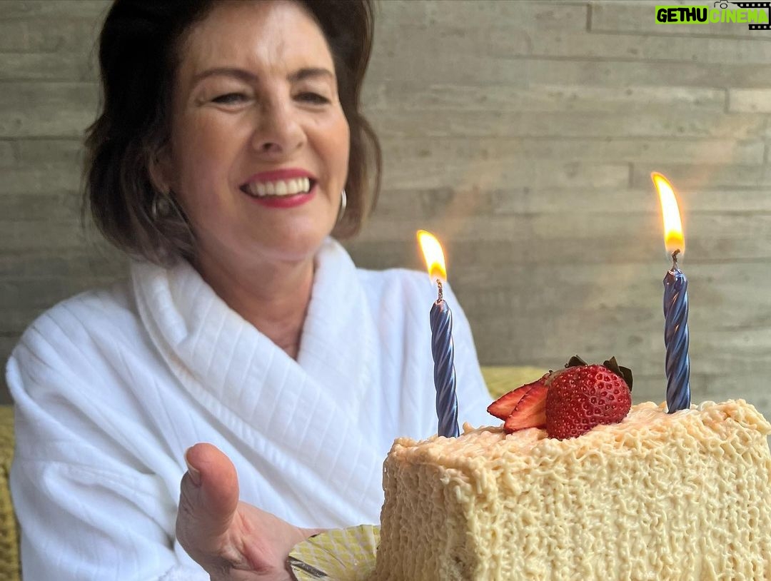 Martha Nowill Instagram - Ontem foi aniversário da minha mãe e teve dupla comemoração pq ela não sabia que ia ganhar uma festa uma surpresa. A gente enganou ela direitinho neh? @ivo2749 @inespisanifranceschini @marinanowill ♥️