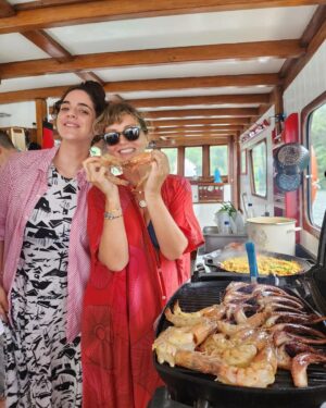Martha Nowill Instagram - Pausa na Flip p/ um mergulho nas águas verdes de Paraty e um passeinho lindo no @sempressaparaty , c/ almoço luxuoso feito pela minha irmã @giselaschborges (@gastromar )

Obrigada Gi 
Odoyá Iemanjá 💙