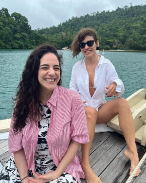 Martha Nowill Instagram - Pausa na Flip p/ um mergulho nas águas verdes de Paraty e um passeinho lindo no @sempressaparaty , c/ almoço luxuoso feito pela minha irmã @giselaschborges (@gastromar )

Obrigada Gi 
Odoyá Iemanjá 💙