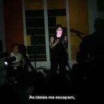 Martha Nowill Instagram - No exato momento que a @daniela_thomas_ pediu p/ que todos fechassem os olhos e ouvissem nossas leituras da @supersonicalivros (eu, @estreladalva e @fran.wt1 ), no exato momento as luzes de Paraty se apagaram. No apagão interpretamos textos de autores diversos por uma hora, sem eletricidade, sem sinais de internet, sem microfone, só com as lanternas dos celulares e um calor apocalíptico. Eu li trechos do manuscrito da Pagu que deu origem a peça @asondadepagu e agora é lançado pela @fosforoeditora c/ organizacão e prefácio da maravilhosa @silvana.jeha e @eloahpina . Tb li um trecho de uma peça maluca e fantástica da @mario.aubert editada pela @editoracobogo . Que noite, que parceiras, que público. E eu com esta blusa linda, trabalho da @fitlojaoficial em parceria com a @amism_sateremawe , um trabalho lindo que tenho a honra de receber do @aresjeff e vestir numa noite tão especial. Centro Histórico de Paraty