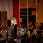 Martha Nowill Instagram - No exato momento que a @daniela_thomas_ pediu p/ que todos fechassem os olhos e ouvissem nossas leituras da @supersonicalivros (eu, @estreladalva e @fran.wt1 ), no exato momento as luzes de Paraty se apagaram. No apagão interpretamos textos de autores diversos por uma hora, sem eletricidade, sem sinais de internet, sem microfone, só com as lanternas dos celulares e um calor apocalíptico. Eu li trechos do manuscrito da Pagu que deu origem a peça @asondadepagu e agora é lançado pela @fosforoeditora c/ organizacão e prefácio da maravilhosa @silvana.jeha e @eloahpina . Tb li um trecho de uma peça maluca e fantástica da @mario.aubert editada pela @editoracobogo . Que noite, que parceiras, que público. E eu com esta blusa linda, trabalho da @fitlojaoficial em parceria com a @amism_sateremawe , um trabalho lindo que tenho a honra de receber do @aresjeff e vestir numa noite tão especial. Centro Histórico de Paraty