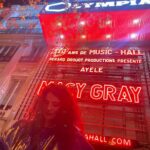 Martha Nowill Instagram - Era pra eu estar em casa comendo pizza e cheirando o cangote dos meus filhos, mas eu estou em Paris, apaixonada pela Macy Gray. São aquelas malas que vão para Belém. Depois de nove horas de aeroporto, nosso voo foi cancelado por um problema no freio, sim, segurança em primeiro lugar, tks god, mas o chá de cadeira e a frieza dos atendentes foi deixando o dia difícil. Mais de 320 pessoas, umas com problemas de trabalho, saúde, indo, voltando, todo mundo agoniado e a aeromoça tentando fazer umas piadinhas, ao invés de pedir desculpa e ajudar cada um. Enfim, a vida louca e gentil, ( que me deixou de coraçao apertado de sdd e preocupada com os que ficaram mais um dia não previsto cuidando dos nossos papudos em Sp) essa vida tb me levou ao show da Macy Gray no Olympia, palco icônico da capital francesa, por onde já passaram Edith Piaf, Sinatra, Beatles, Elis Regina, Rolling Stones e gde elenco. Lugar com o tamanho perfeito, onde vc consegue ver o artista, ao invés de assistir o show no telão como tem sido quase sempre. Merci Vida LoKa, amanhã vc me leva pra casa sã e salvinha.