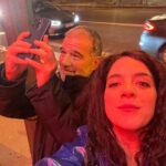 Martha Nowill Instagram - Era pra eu estar em casa comendo pizza e cheirando o cangote dos meus filhos, mas eu estou em Paris, apaixonada pela Macy Gray. São aquelas malas que vão para Belém. Depois de nove horas de aeroporto, nosso voo foi cancelado por um problema no freio, sim, segurança em primeiro lugar, tks god, mas o chá de cadeira e a frieza dos atendentes foi deixando o dia difícil. Mais de 320 pessoas, umas com problemas de trabalho, saúde, indo, voltando, todo mundo agoniado e a aeromoça tentando fazer umas piadinhas, ao invés de pedir desculpa e ajudar cada um. Enfim, a vida louca e gentil, ( que me deixou de coraçao apertado de sdd e preocupada com os que ficaram mais um dia não previsto cuidando dos nossos papudos em Sp) essa vida tb me levou ao show da Macy Gray no Olympia, palco icônico da capital francesa, por onde já passaram Edith Piaf, Sinatra, Beatles, Elis Regina, Rolling Stones e gde elenco. Lugar com o tamanho perfeito, onde vc consegue ver o artista, ao invés de assistir o show no telão como tem sido quase sempre. Merci Vida LoKa, amanhã vc me leva pra casa sã e salvinha.