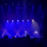 Martha Nowill Instagram - Era pra eu estar em casa comendo pizza e cheirando o cangote dos meus filhos, mas eu estou em Paris, apaixonada pela Macy Gray. São aquelas malas que vão para Belém. Depois de nove horas de aeroporto, nosso voo foi cancelado por um problema no freio, sim, segurança em primeiro lugar, tks god, mas o chá de cadeira e a frieza dos atendentes foi deixando o dia difícil. Mais de 320 pessoas, umas com problemas de trabalho, saúde, indo, voltando, todo mundo agoniado e a aeromoça tentando fazer umas piadinhas, ao invés de pedir desculpa e ajudar cada um. Enfim, a vida louca e gentil, ( que me deixou de coraçao apertado de sdd e preocupada com os que ficaram mais um dia não previsto cuidando dos nossos papudos em Sp) essa vida tb me levou ao show da Macy Gray no Olympia, palco icônico da capital francesa, por onde já passaram Edith Piaf, Sinatra, Beatles, Elis Regina, Rolling Stones e gde elenco. Lugar com o tamanho perfeito, onde vc consegue ver o artista, ao invés de assistir o show no telão como tem sido quase sempre. Merci Vida LoKa, amanhã vc me leva pra casa sã e salvinha.