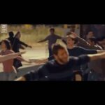 Martha Nowill Instagram - A gente tinha duas horas e meia livres e corremos para o cinema. Eu queria ver Pedágio, mas só tinha as 17:40. Demos sorte do filme do @nannimoretti_ estar passando na sessão das 15h. Compramos hambúrgueres pq não havíamos almoçado e fomos mto felizes durante os noventa minutos desta obra prima. Um filme que mistura tudo, da vida pessoal do diretor, ao partido comunista, com crise da meia idade, o sistema do streaming, a representação da violência, e os outros filmes de sua carreira. Tudo embalado na beleza da musica italiana. Il sol dell avvenire poderia ter dado muito errado, mas é bom demais. E engraçado. E tem uma cena bonita com uma música do Joe Dassin que eu amo e ouço desde a infância. Meu coração quase pulou pra fora quando começou a tocar. Não sei se eu teria gostado tanto do filme se visse na tv .Vale ir no cinema. A cena final (que não é esta que vc está assistindo) é acinte de linda. Voltamos correndo pra casa pra resgatar nossos bebês, senão teria emendado noutra sessão. Isso sim são férias. só falta um banho de cachoeira e outro no mar.
