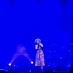 Martha Nowill Instagram - Era pra eu estar em casa comendo pizza e cheirando o cangote dos meus filhos, mas eu estou em Paris, apaixonada pela Macy Gray. São aquelas malas que vão para Belém. Depois de nove horas de aeroporto, nosso voo foi cancelado por um problema no freio, sim, segurança em primeiro lugar, tks god, mas o chá de cadeira e a frieza dos atendentes foi deixando o dia difícil. Mais de 320 pessoas, umas com problemas de trabalho, saúde, indo, voltando, todo mundo agoniado e a aeromoça tentando fazer umas piadinhas, ao invés de pedir desculpa e ajudar cada um. Enfim, a vida louca e gentil, ( que me deixou de coraçao apertado de sdd e preocupada com os que ficaram mais um dia não previsto cuidando dos nossos papudos em Sp) essa vida tb me levou ao show da Macy Gray no Olympia, palco icônico da capital francesa, por onde já passaram Edith Piaf, Sinatra, Beatles, Elis Regina, Rolling Stones e gde elenco. Lugar com o tamanho perfeito, onde vc consegue ver o artista, ao invés de assistir o show no telão como tem sido quase sempre. Merci Vida LoKa, amanhã vc me leva pra casa sã e salvinha.
