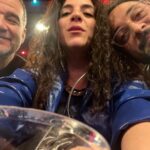 Martha Nowill Instagram - Era pra eu estar em casa comendo pizza e cheirando o cangote dos meus filhos, mas eu estou em Paris, apaixonada pela Macy Gray. São aquelas malas que vão para Belém. Depois de nove horas de aeroporto, nosso voo foi cancelado por um problema no freio, sim, segurança em primeiro lugar, tks god, mas o chá de cadeira e a frieza dos atendentes foi deixando o dia difícil. Mais de 320 pessoas, umas com problemas de trabalho, saúde, indo, voltando, todo mundo agoniado e a aeromoça tentando fazer umas piadinhas, ao invés de pedir desculpa e ajudar cada um. Enfim, a vida louca e gentil, ( que me deixou de coraçao apertado de sdd e preocupada com os que ficaram mais um dia não previsto cuidando dos nossos papudos em Sp) essa vida tb me levou ao show da Macy Gray no Olympia, palco icônico da capital francesa, por onde já passaram Edith Piaf, Sinatra, Beatles, Elis Regina, Rolling Stones e gde elenco. Lugar com o tamanho perfeito, onde vc consegue ver o artista, ao invés de assistir o show no telão como tem sido quase sempre. Merci Vida LoKa, amanhã vc me leva pra casa sã e salvinha.