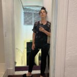 Martha Nowill Instagram - Hoje fui numa aula experimental de dança contemporânea e qdo cheguei lá todas as alunas tinham 19 anos, incluindo a professora. Meu primeiro ímpeto foi sair correndo sem olhar pra trás. Me senti uma velha caquética, eu tinha mais que o dobro de idade de todas as pessoas da sala e isso nunca tinha acontecido comigo, a não ser qdo estou na escola das crianças. Fiquei com muita vergonha de estar ali e achei que meu corpo sendo o mais velho da sala não daria conta. Ai eu lembrei que eu sou atriz e trabalho com o corpo antes dessa pessoas todas nascerem, e tb pensei no lance que qdo o cérebro aprende coisas novas ele se renova. Resolvi fazer a aula, que era muito boa e as alunas eram ótimas e a professora tb e ninguém ficou rindo de mim no canto como nos meus piores pesadelos. Estou cheia de roxo nos joelhos.