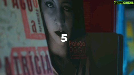 Martha Nowill Instagram - 5x Pagu Patrícia Rehder Galvão, a Pagu foi cartunista, jornalista, dramaturga, poeta, tradutora, crítica literária e multiartista engajada com as questões sociais. Anticonvencional por excelência, a obra de Galvão foi, ao longo do tempo, abraçada por mulheres, feministas, concretistas, marxistas, além das mais variadas correntes artísticas e sociais, que enxergam na figura de Pagu um emblema da força feminista e vanguardista. Em 2023 ela foi homenageada em grande estilo pela @flip_se Para celebrar essa justa e merecida homenagem, convidamos a atriz Marta Nowhill (@marthanowill), idealizadora e protagonista do monólogo "Pagú - Até Onde Chega a Sonda", para ler e dramatizar alguns dos seus textos, feito que ela desempenhou com louvor e com toda a visceralidade que a obra pede. Essas leituras deram origem à série 5x Pagu, que vamos disponibilizar nas nossas redes a partir de hoje. E esse, é o primeiro vídeo, gravado na biblioteca do @cpfsesc Apreciem sem moderação. Entre os dias 24 e 28 de Outubro de 2023, o #cpfsesc recebeu mais uma edição do "Ciclo da autora homenageada", realizado em parceria com a @flip_se. Inspirado pela produção de Pagu, intelectuais, escritoras e escritores debateram o impacto da autora no seu tempo, e o legado que ela deixa presente em nossos dias. Para conferir o conteúdo na íntegra é só acessar: https://bit.ly/Pagu-CPF 📽: @virgulafilmes #Pagu #5xPagu #flip_se #ciclodaautora #vemprocpf