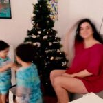 Martha Nowill Instagram - Entendo o mau-humor de quem não gosta do natal, de quem tem bode do surgimento precoce dos panetones trufados nas prateleiras dos mercados e entendo a preguiça pelo excesso de capitalização em cima da data, com aquela obrigação de ser feliz justamente quando o cansaço de fim de ano tá batendo pesado em cima da gente etc etc etc Mas sinceramente? Eu AMO natal e tô achando o natal com criança a coisa mais mágica e fofa do mundo. E queria deixar um pouquinho desse espírito natalino no seu feed pra te inspirar🎄❤️