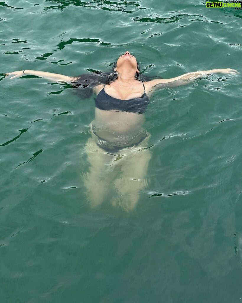 Martha Nowill Instagram - Pausa na Flip p/ um mergulho nas águas verdes de Paraty e um passeinho lindo no @sempressaparaty , c/ almoço luxuoso feito pela minha irmã @giselaschborges (@gastromar ) Obrigada Gi Odoyá Iemanjá 💙